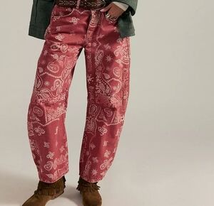 FREE PEOPLE WE THE FREE  GOOD LUCK BARREL PRINTED JEANS
SIZE ● 24